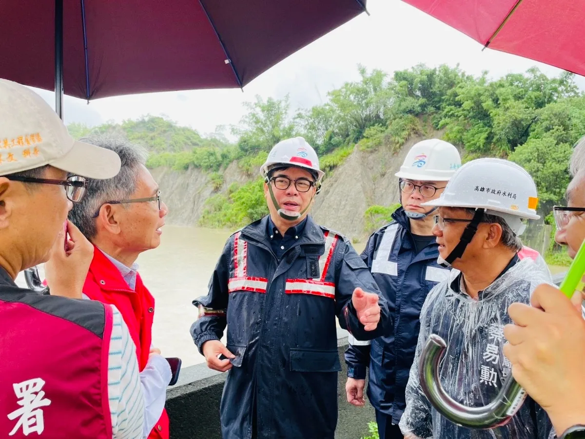 超大豪雨持續不斷 陳其邁陪經濟部次長賴建信視察田寮月世界