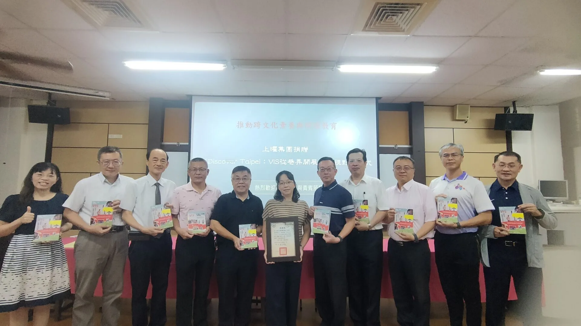 上曜集團捐贈十校書籍，讓學子從巷弄走向國際