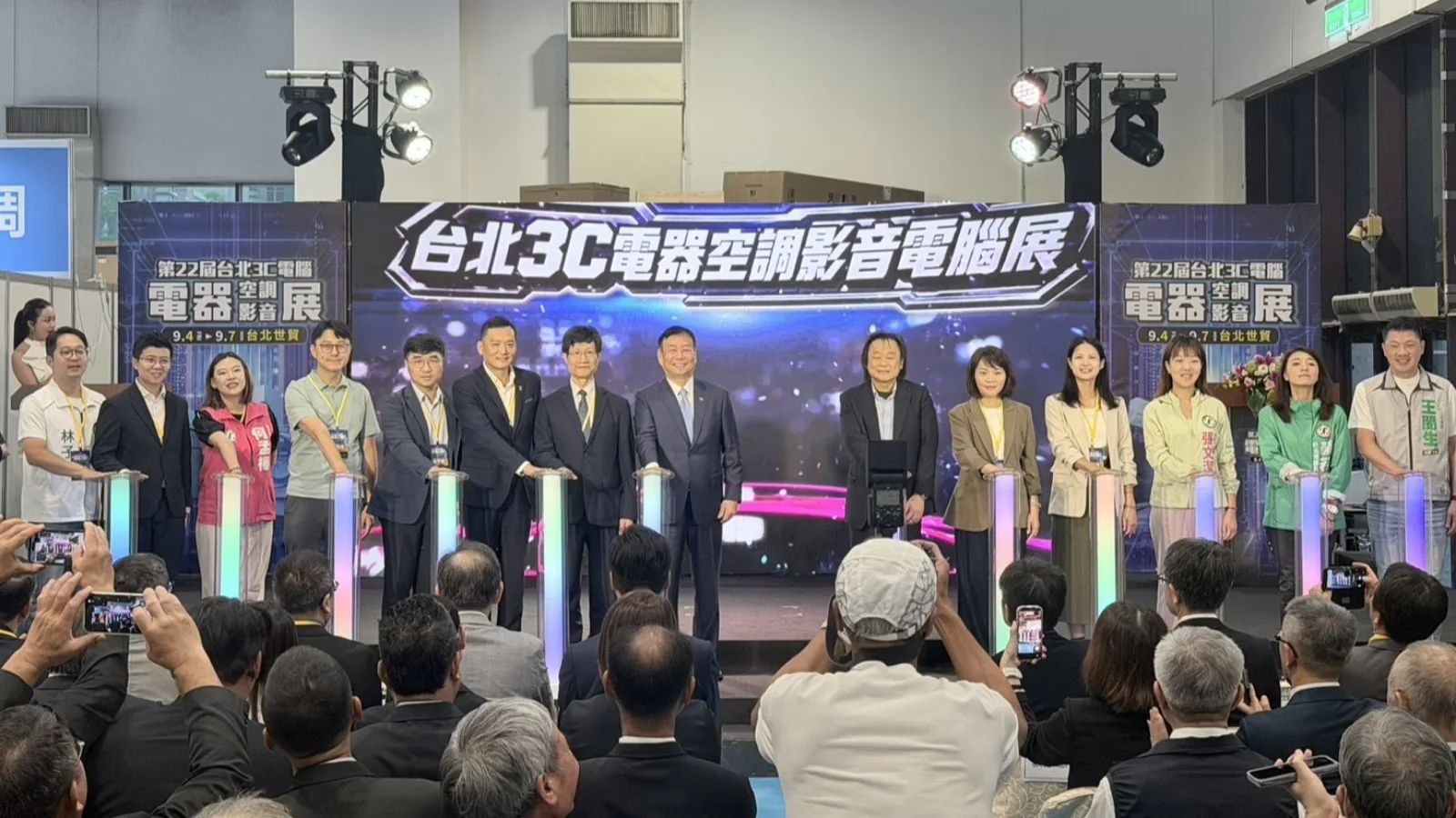 台北3C電器展開幕   限時凍漲迎戰下半年換機潮