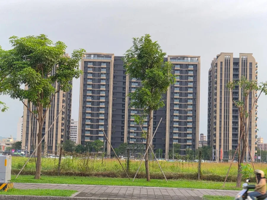 央行再放寬第二戶貸款上限至七成，建商18個月開工限制取消