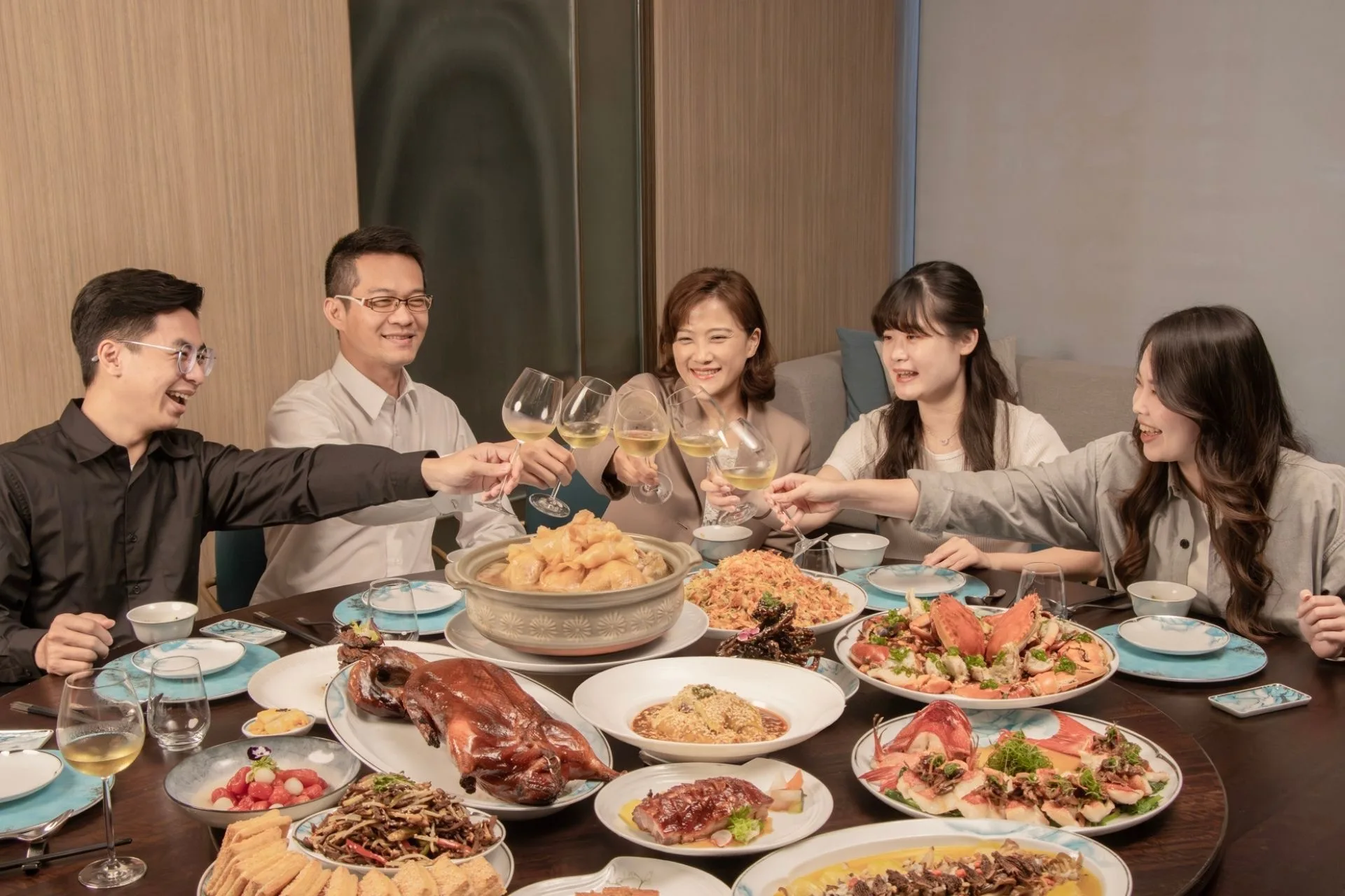 高雄洲際酒店尾牙春酒推早鳥禮遇      　中餐廳粵式盛宴精選酒款加碼贈