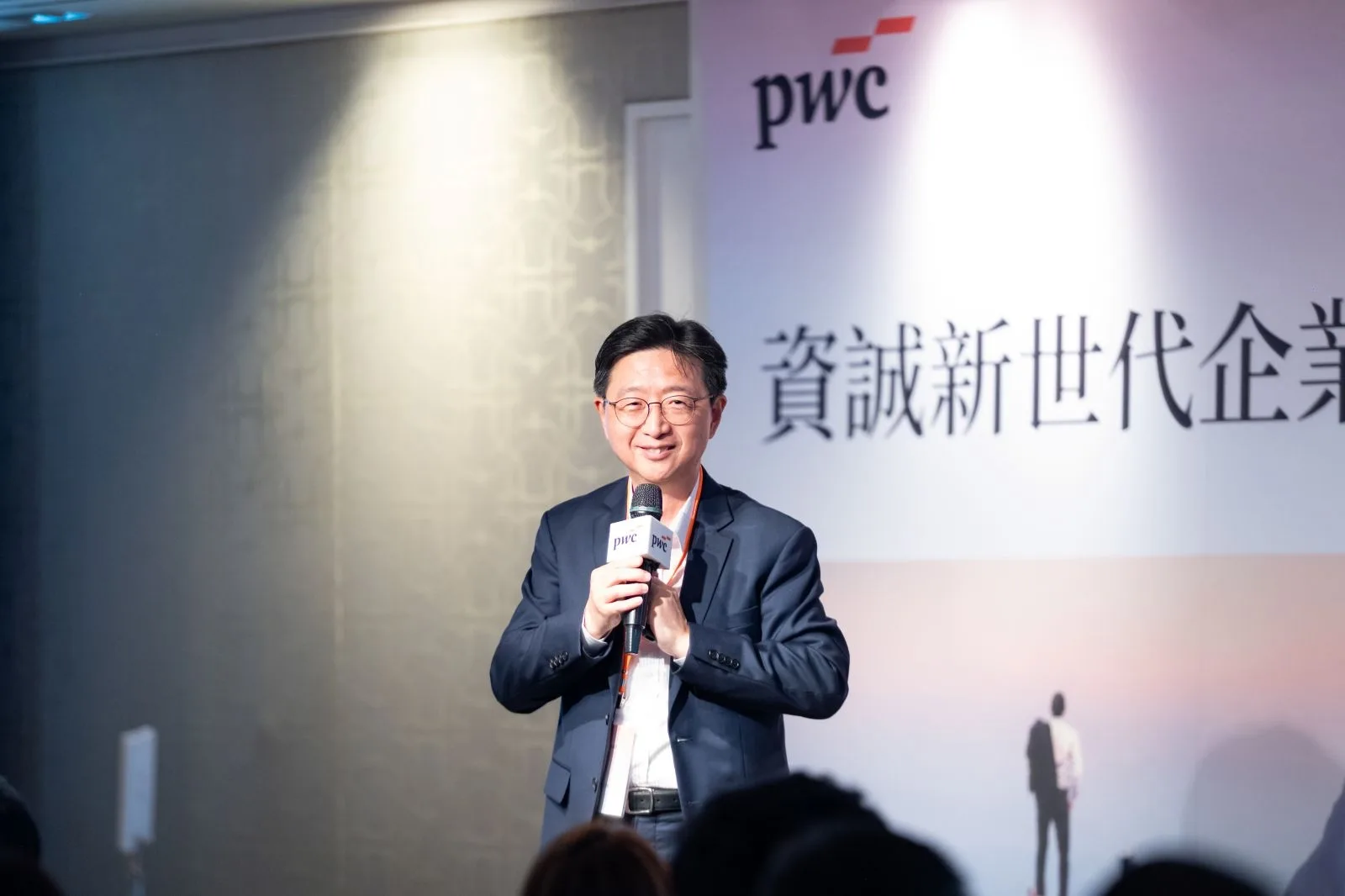 PwC全球調查報告：AI加速職場分化，企業留才挑戰升溫