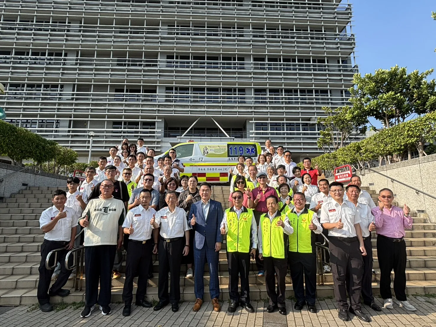 義勇消防總隊副總團長李清郎，捐贈救護車提昇地方救護效能